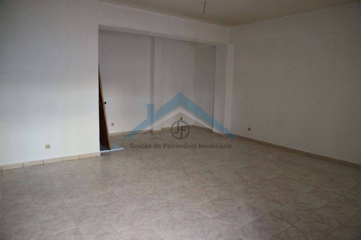  à venda loja Quarteira Loulé 4